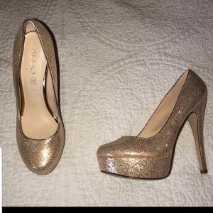Gorgeous gold glitter pumps